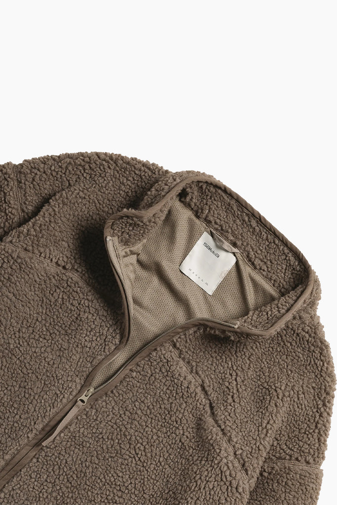 close up of brown plum fleece Bigfoot jacket from Satta showing the mesh lining, pull zipper and solid piping