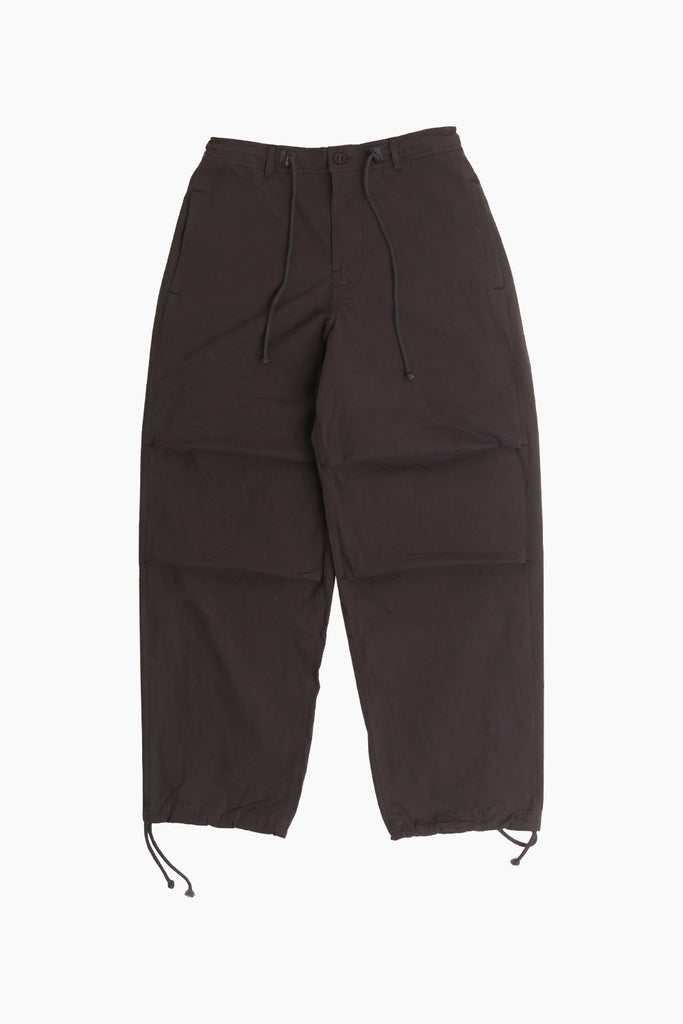 Front of Fold Cargo from Satta in charcoaled cotton poplin in a relaxed fit pant