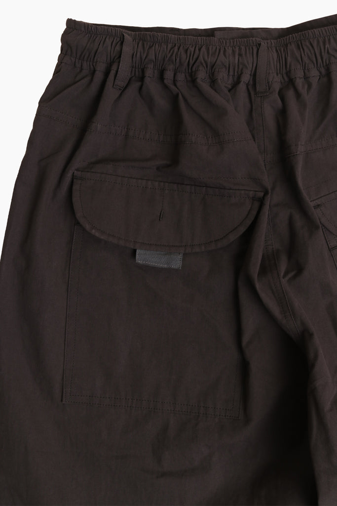 detail of back pockets closure fro state fold cargo pant